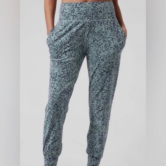 Athleta Salutation Jogger in Ocelot Spot Minimalistic Grey - Size XS - Picture 1 of 9